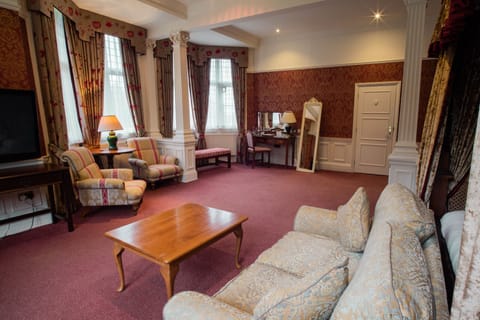 Suite, 1 Double Bed, Non Smoking | In-room safe, desk, blackout drapes, iron/ironing board