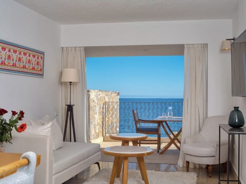 Club Suite Seafront View | Premium bedding, minibar, in-room safe, individually decorated