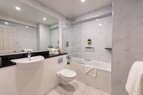 Twin Room | Bathroom | Eco-friendly toiletries, hair dryer, towels