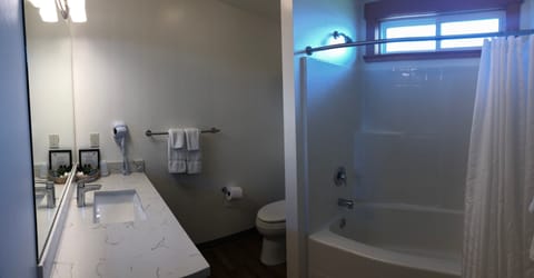 Orca King Room With Sunset Deck | Bathroom | Combined shower/tub, free toiletries, hair dryer, towels