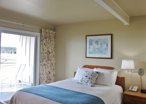 First Mate Queen Room With Sunset Deck | Iron/ironing board, free WiFi, bed sheets