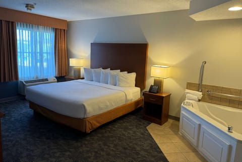 Deluxe Suite, 1 King Bed, Non Smoking | Premium bedding, pillowtop beds, desk, laptop workspace
