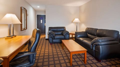 Suite, 1 King Bed, Non Smoking, Jetted Tub | Desk, blackout drapes, iron/ironing board, free cribs/infant beds