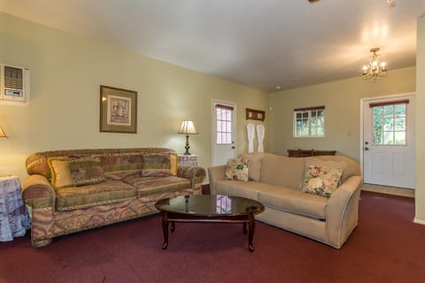 Premier Room, 1 King Bed, Non Smoking (The Carriage House) | Individually decorated, individually furnished, iron/ironing board