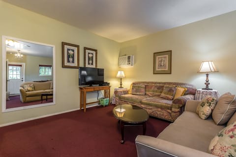 Premier Room, 1 King Bed, Non Smoking (The Carriage House) | Living room