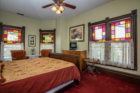 Standard Room, 1 King Bed, Non Smoking (Lovers Nest) | Individually decorated, individually furnished, iron/ironing board