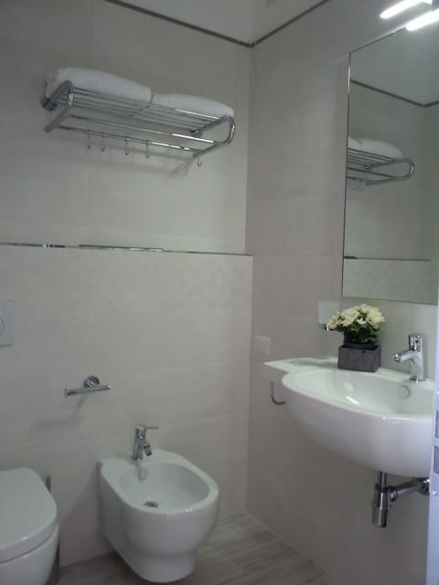 Double Room, 1 Double Bed | Bathroom | Shower, rainfall showerhead, free toiletries, hair dryer