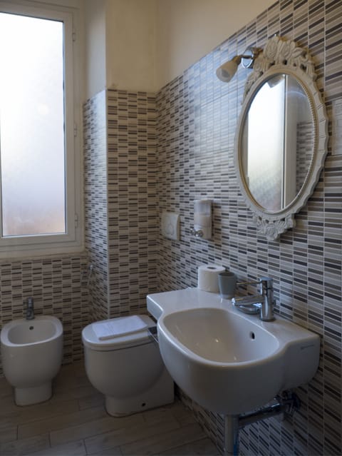 Standard Double or Twin Room | Bathroom | Shower, eco-friendly toiletries, hair dryer, bidet