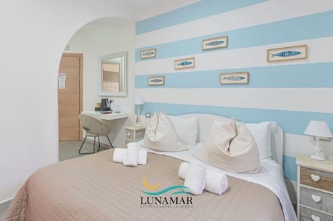 Double Room, 1 Queen Bed, Ensuite | Premium bedding, in-room safe, desk, blackout drapes