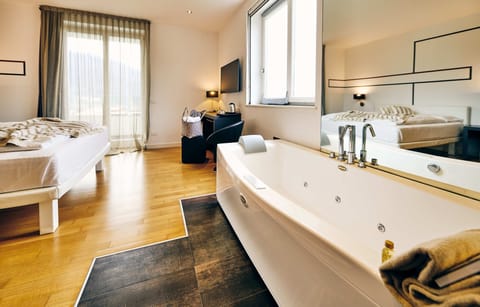Jacuzzi Room | Private spa tub