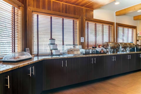 Breakfast and dinner served