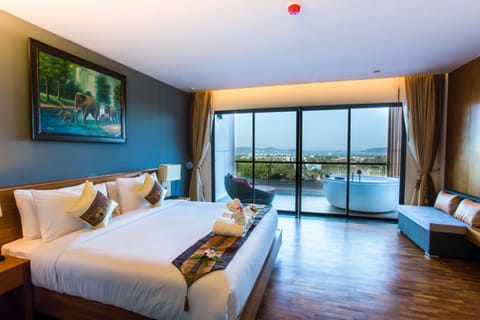 Executive Deluxe Suite (Balcony Jacuzzi) | Minibar, in-room safe, free cribs/infant beds, free WiFi
