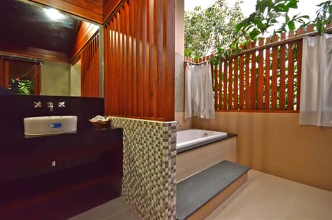 Villa (1 Bedroom Villa) | Bathroom | Separate tub and shower, free toiletries, hair dryer, bathrobes