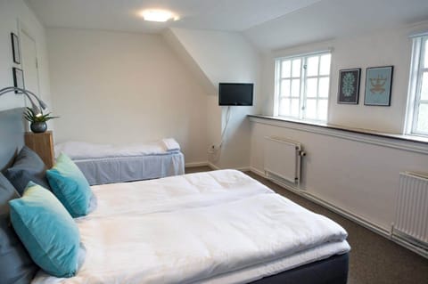 Triple Room | Desk, iron/ironing board, cribs/infant beds, rollaway beds