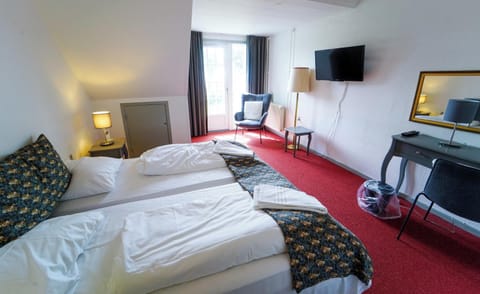 Classic Double Room | Individually decorated, individually furnished, desk, blackout drapes