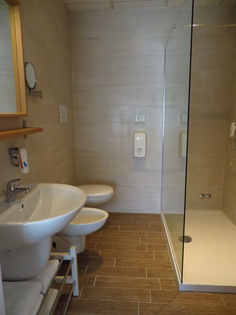 Classic Double Room | Bathroom | Shower, free toiletries, hair dryer, bidet