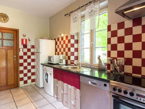 Cottage | Private kitchen | Microwave, stovetop, dishwasher, highchair