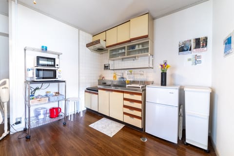 Room503 | Private kitchen | Fridge, microwave, stovetop, coffee/tea maker