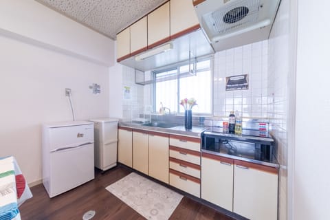 Room302 | Private kitchen | Fridge, microwave, stovetop, coffee/tea maker