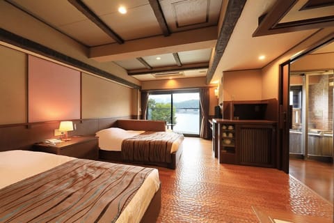 [East building] East Japanese Western Open Air Bath Lake View Comfort | In-room safe, laptop workspace, cribs/infant beds, free WiFi