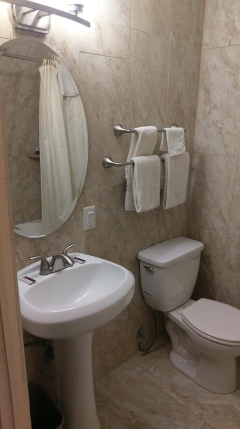 Combined shower/tub, towels