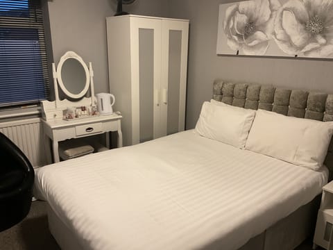 Double Room Single Use | Individually furnished, iron/ironing board, free WiFi, bed sheets
