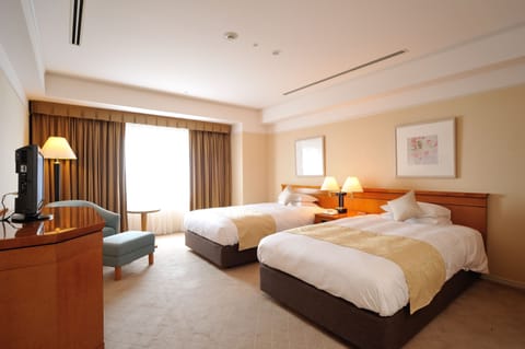 Airport View Suite Room | In-room safe, desk, soundproofing, iron/ironing board