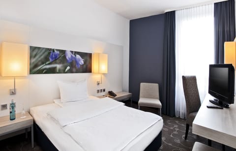 Business Single Room | Hypo-allergenic bedding, iron/ironing board, free WiFi, bed sheets