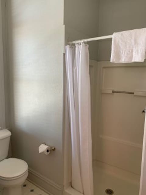 Classic Room, 1 Queen Bed #1 | Bathroom | Free toiletries, hair dryer, towels, soap