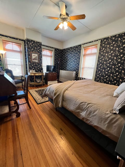 Classic Room, 1 King Bed | Individually decorated, individually furnished, laptop workspace