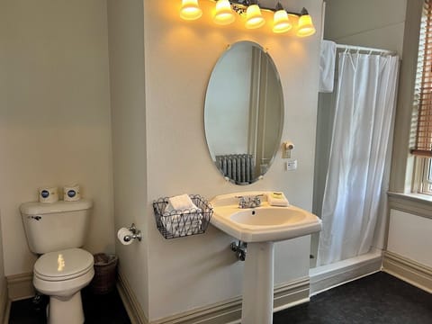 Classic Double Room | Bathroom | Free toiletries, hair dryer, towels, soap