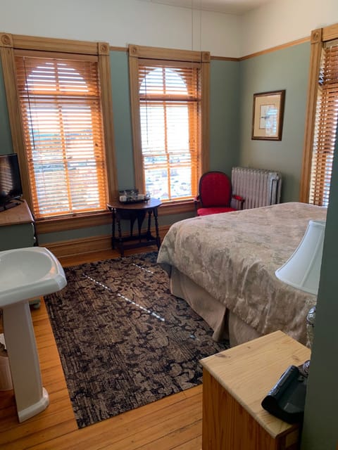 Classic Room, 1 Queen Bed #4 | Individually decorated, individually furnished, iron/ironing board