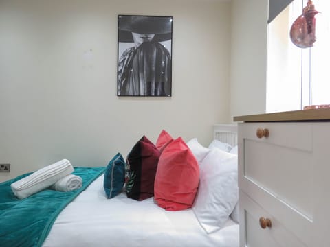 Business Townhome | Premium bedding, iron/ironing board, rollaway beds, free WiFi