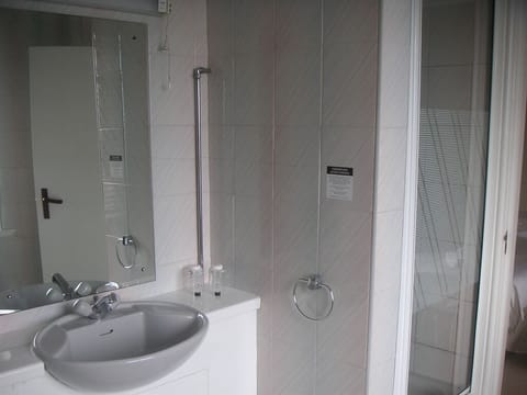 Double Room, Ensuite | Bathroom | Free toiletries