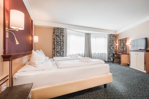 Senior Suite, Balcony | Premium bedding, minibar, in-room safe, free WiFi