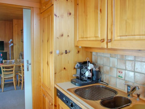 Room, Property, Kitchen, Countertop, Cabinetry, Furniture, House, Building, Sink, Floor