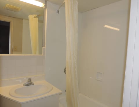 Combined shower/tub, free toiletries, hair dryer, towels