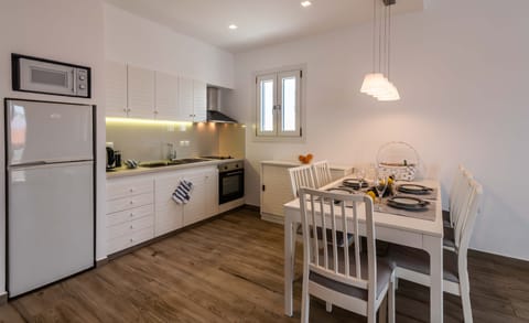 Suite, 3 Bedrooms | Private kitchen | Full-size fridge, oven, stovetop, espresso maker