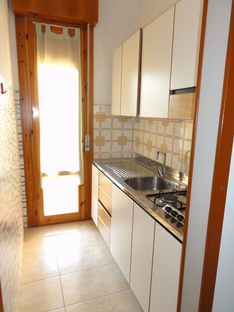 Apartment, 3 Bedrooms (B82238) | Private kitchenette | Fridge, stovetop, cookware/dishes/utensils