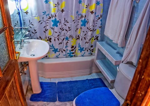 Classic Quadruple Room | Bathroom | Combined shower/tub, hair dryer, towels, soap