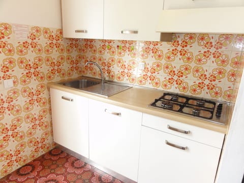 Apartment, 2 Bedrooms (B20071) | Private kitchen | Full-size fridge, microwave, stovetop, cookware/dishes/utensils