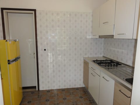 Apartment, 2 Bedrooms (B30016) | Private kitchen | Full-size fridge, microwave, stovetop, cookware/dishes/utensils