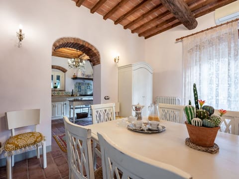 Table, Property, Furniture, Chair, Plant, Picture Frame, Wood, Interior Design, Living Room, Floor