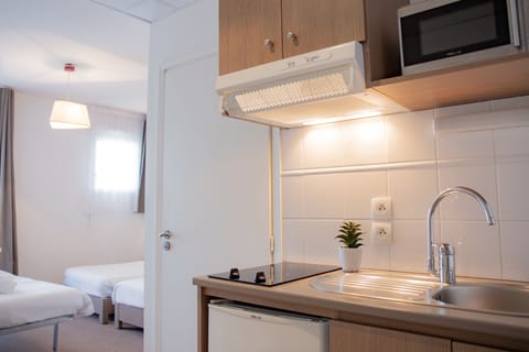 Studio, 3 Twin Beds | Private kitchenette | Fridge, microwave, stovetop, dishwasher