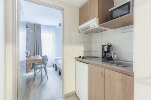 Studio, 2 Twin Beds | Private kitchen | Fridge, microwave, stovetop, dishwasher