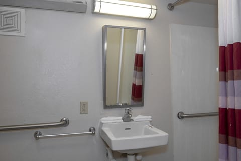 Standard Room, 1 King Bed, Accessible (Smoke Free) | Accessible bathroom