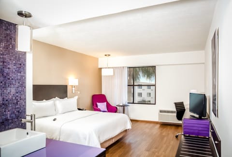 Executive Room, 1 King Bed | In-room safe, desk, iron/ironing board, free WiFi