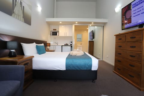 Deluxe Queen Room (Not Pets Friendly) | Individually furnished, soundproofing, iron/ironing board, free WiFi