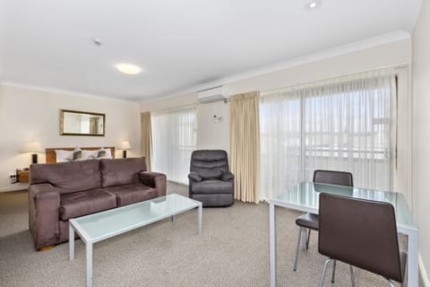 Executive Room, 1 Queen Bed, Non Smoking | Desk, iron/ironing board, free WiFi, bed sheets