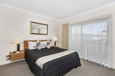 Executive Room, 1 Queen Bed, Non Smoking | Desk, iron/ironing board, free WiFi, bed sheets